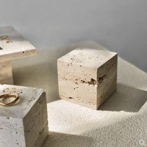 Travertijn, steenfragmenten, fotorekwisiet steen, gebroken steenstukken, gefragmenteerde rekwisieten, marmeren displaystandaard, stukken travertijn
