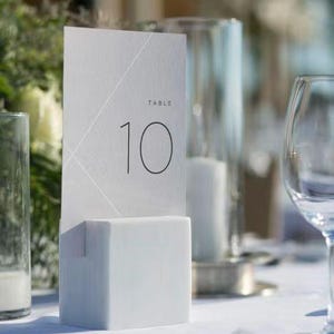 Porta biglietti in marmo bianco, porta menù in marmo, espositore per gioielli in marmo, decorazioni per matrimoni in marmo, porta nome per matrimoni, segnaposto in pietra per matrimoni
