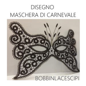 Può includere: Una maschera in pizzo nero con un design delicato, perfetta per un ballo in maschera o una festa in costume. La maschera è realizzata in pizzo a fuselli e presenta dettagli intricati. Il testo "DISEGNO MASCHERA DI CARNEVALE BOBBINLACESCIPI" è stampato sotto la maschera.
