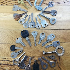 Lot of 30 Old Keys