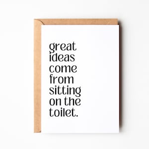 Grappige ansichtkaart met wijsheid als verjaardagscadeau, kaart met de tekst "geweldige ideeën komen van het zitten op het toilet"