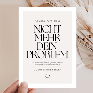 Könnte beinhalten: Eine rechteckige Karte mit dem Text "AB JETZT OFFIZIELL NICHT MEHR DEIN PROBLEM" in schwarzer, eleganter Schriftart. Die Karte enthält auch die Sätze "Wir wünschen dir von ganzem Herzen alles Gute und das Allerbeste. DU WIRST UNS FEHLEN" und ein Smiley-Gesicht.