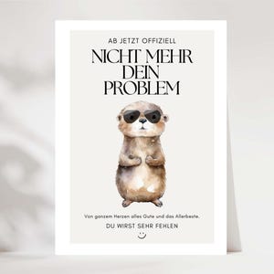 Könnte beinhalten: Ein Druck mit einer Aquarellillustration eines Otters mit Sonnenbrille. Der Text auf dem Druck lautet "AB JETZT OFFIZIELL NICHT MEHR DEIN PROBLEM" und "Von ganzem Herzen alles Gute und das Allerbeste. DU WIRST SEHR FEHLEN."