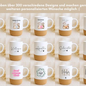 Pu&ograve; includere: Tazze in ceramica bianca con basi in sughero, con vari disegni e testi, tra cui "Mama" e "Cool Moms Club". Le tazze sono disposte in file, mostrando diversi stili e design disponibili.