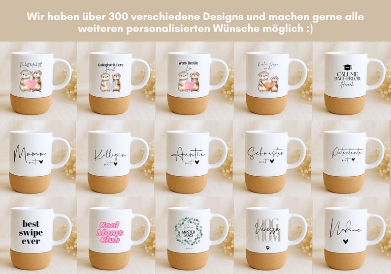Pu&ograve; includere: Tazze in ceramica bianca con basi in sughero, con vari disegni e testi, tra cui "Mama" e "Cool Moms Club". Le tazze sono disposte in file, mostrando diversi stili e design disponibili.