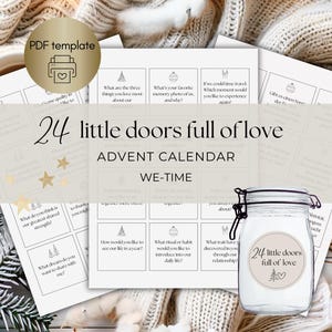 Könnte beinhalten: Ein druckbarer Adventskalender mit 24 Türen, jede mit einer Frage, um Gespräche und Verbindung zu fördern. Der Kalender trägt den Titel "24 kleine Türen voller Liebe" und "Adventskalender Wir-Zeit".