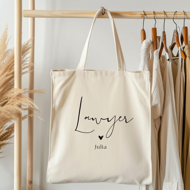 geschenk für anwältin
juristin jutebeutel namen
tasche für jurastudentin
personalisierte kanzlei tasche
stofftasche mit schriftzug
geschenk rechtsanwältin
geschenk für juristinnen
lawyer tote bag damen
geschenk examen jura
personalisierte stofftasche
stilvolle anwältin tasche
jutetasche lawyer
Staatsexamen