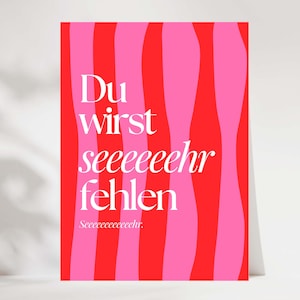 Könnte beinhalten: Eine Grußkarte mit einem roten und rosa wellenförmigen Streifenhintergrund. Der weiße Text lautet "Du wirst seeeeeeehr fehlen" und "Seeeeeeeeeeehr." in einer modernen Schriftart. Die Karte steht aufrecht.