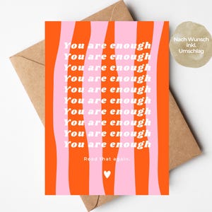 Peut inclure: Ensemble de trois mugs en céramique avec une finition mate et mouchetée. Les tasses sont de couleur crème, gris clair et gris foncé. Design simple et minimaliste, parfait pour le café ou le thé.