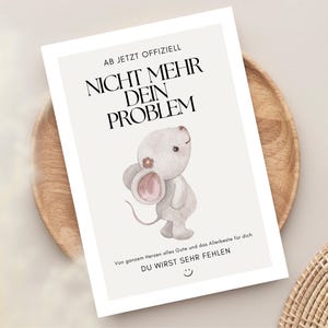 Può includere: Una copertina di libro con il testo "AB JETZT OFFIZIELL NICHT MEHR DEIN PROBLEM" e un'illustrazione ad acquerello di un topo grigio. Il libro è su un piatto di legno. Il testo sottostante recita "Von ganzem Herzen alles Gute und das Allerbeste für dich DU WIRST SEHR FEHLEN".