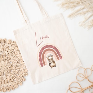 Hej.Otti® Sac en jute personnalisé pour enfants avec motif arc-en-ciel et loutre – sac en tissu avec nom pour cadeau de crèche ou d'école