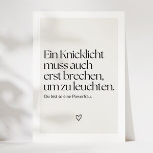 Puede incluir: Una cita inspiradora en blanco y negro sobre un fondo blanco. La cita dice "Ein Knicklicht muss auch erst brechen, um zu leuchten." La cita va seguida del texto "Du bist so eine Powerfrau."