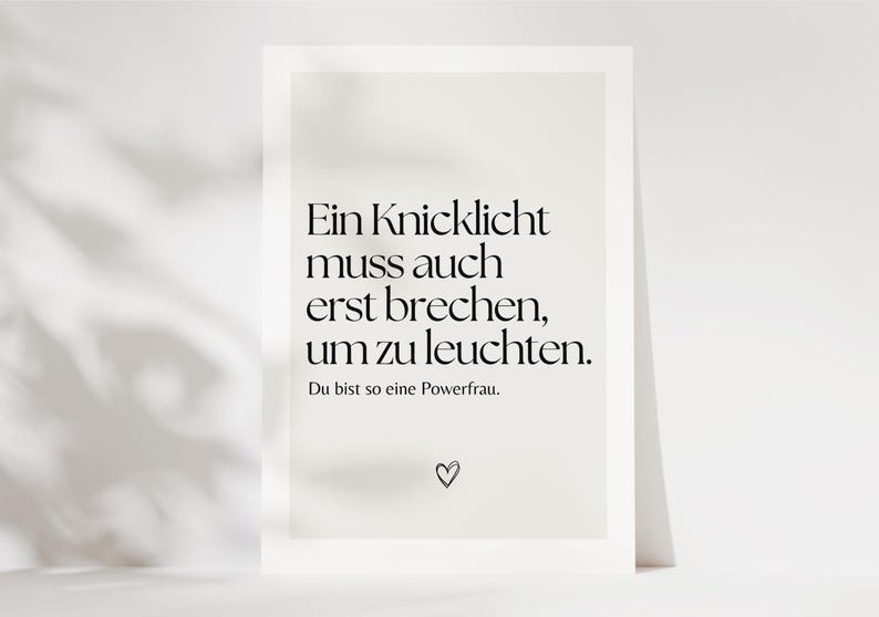 Puede incluir: Una cita inspiradora en blanco y negro sobre un fondo blanco. La cita dice "Ein Knicklicht muss auch erst brechen, um zu leuchten." La cita va seguida del texto "Du bist so eine Powerfrau."