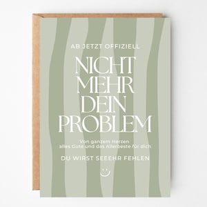 Könnte beinhalten: Eine rechteckige Grußkarte mit salbeigrünem Hintergrund und vertikalen, wellenförmigen Streifen in einem dunkleren Ton. Der Text lautet AB JETZT OFFIZIELL NICHT MEHR DEIN PROBLEM, Von ganzem Herzen alles Gute und das Allerbeste für dich, DU WIRST SEEEHR FEHLEN, sowie ein kleines Smiley-Gesicht.