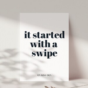 Carte postale trouvée sur Internet, Tinder Match, Dating App Match, glissée vers la droite, "ça a commencé par un swipe" - avec enveloppe de votre choix