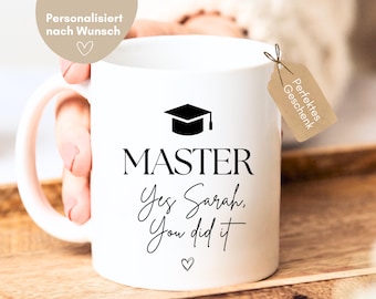 Könnte beinhalten: Weiße Keramiktasse mit schwarzem Text, der "MASTER Yes Sarah, You did it" lautet, und einem schwarzen Abschlusskappen-Symbol. Die Tasse hat einen rosa Henkel.