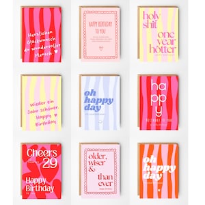 Könnte beinhalten: Neun Grußkarten mit verschiedenen Designs und Botschaften. Die Karten zeigen farbenfrohe Hintergründe mit Texten wie "Happy Birthday", "Oh Happy Day" und anderen festlichen Phrasen. Die Karten haben eine schlichte, moderne Ästhetik.