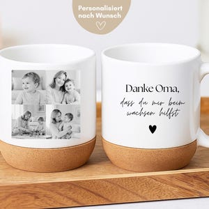 Puede incluir: Dos tazas de cerámica blanca con bases de corcho. Una taza presenta un collage de fotos en blanco y negro, la otra tiene el texto "Danke Oma, dass du mir beim wachsen hilfst" y un corazón. Ambas tazas están en una bandeja de madera.