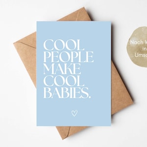 Puede incluir: Tarjeta de felicitación azul claro con el texto blanco "COOL PEOPLE MAKE COOL BABIES". La tarjeta está sobre un sobre marrón, con un pequeño corazón en la parte inferior. A la derecha hay una pequeña pegatina redonda.