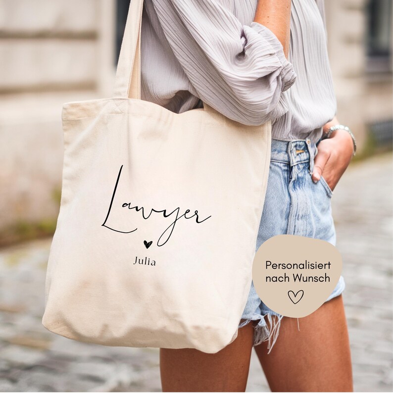 geschenk für anwältin
juristin jutebeutel namen
tasche für jurastudentin
personalisierte kanzlei tasche
stofftasche mit schriftzug
geschenk rechtsanwältin
geschenk für juristinnen
lawyer tote bag damen
geschenk examen jura
personalisierte stofftasche
stilvolle anwältin tasche
jutetasche lawyer
Staatsexamen