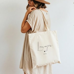 geschenk für anwältin
juristin jutebeutel namen
tasche für jurastudentin
personalisierte kanzlei tasche
stofftasche mit schriftzug
geschenk rechtsanwältin
geschenk für juristinnen
lawyer tote bag damen
geschenk examen jura
personalisierte stofftasche
stilvolle anwältin tasche
jutetasche lawyer
Staatsexamen