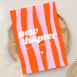 Könnte beinhalten: Eine Grußkarte mit einem auffälligen Design. Die Karte hat vertikale wellenförmige Streifen in Orange und Rosa. Die Worte "new chapter" sind in Weiß, mit dem Satz "it's going to be amazing" darunter. Unten befindet sich ein kleines weißes Herz.