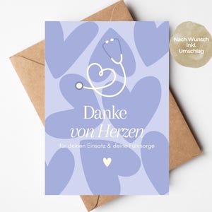 Könnte beinhalten: Eine rechteckige Grußkarte mit hellviolettem Hintergrund, dunkelvioletten Herzformen und einer weißen Stethoskop-Grafik. Der Text lautet: Danke von Herzen für deinen Einsatz & deine Fürsorge. Ein kleiner beiger Kreis in der Ecke zeigt: Nach Wunsch inkl. Umschlag.
