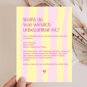 Könnte beinhalten: Eine rechteckige Karte mit einem vertikalen Wellenstreifenmuster in Hellgelb und Hellrosa. Der rosa Text lautet: Weißt du was wirklich unbezahlbar ist? Den richtigen Kreis von Menschen um sich zu haben. Kein Drama. Kein Neid. Keine negativen Vibes. Nur Menschen mit bedingungsloser Liebe im Herzen, einem supportiv Mindset, die sich das Beste gönnen und einander in allen Situationen zur Seite stehen. Immer. Danke, dass du so ein Mensch für mich bist. Ein kleines rosa Herz ist unten.