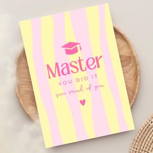 Könnte beinhalten: Eine Glückwunschkarte mit rosa und gelben Streifen. Auf der Karte steht das Wort "Master" in Pink, zusammen mit einer Abschlusskappe. Die Sätze "YOU DID IT" und "so proud of you" sind ebenfalls enthalten, sowie ein rosa Herz.