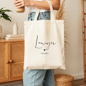 geschenk für anwältin
juristin jutebeutel namen
tasche für jurastudentin
personalisierte kanzlei tasche
stofftasche mit schriftzug
geschenk rechtsanwältin
geschenk für juristinnen
lawyer tote bag damen
geschenk examen jura
personalisierte stofftasche
stilvolle anwältin tasche
jutetasche lawyer
Staatsexamen