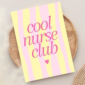 Könnte beinhalten: Eine rechteckige Karte mit vertikalen, wellenförmigen Streifen in Hellgelb und Hellrosa. Der Text "cool nurse club" ist mittig in einer fetten, dunkelrosa Schreibschrift gedruckt, ergänzt durch ein kleines, dunkelrosa Herzsymbol darunter.