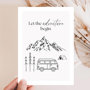 Può includere: Illustrazione in bianco e nero con la scritta "Let the adventure begin". L'immagine presenta una catena montuosa, alberi, un furgone camper e una tenda, evocando un tema di viaggio o campeggio.