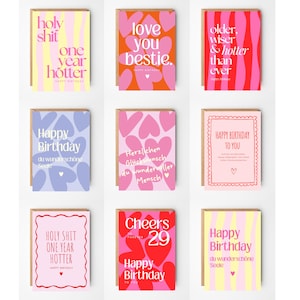 Könnte beinhalten: Eine Sammlung von neun rechteckigen Grußkarten mit verschiedenen Designs. Die Karten zeigen farbenfrohe Muster wie vertikale Streifen und Herzmotive in Rosa, Rot, Orange, Gelb und Lila, ergänzt durch aufgedruckte Texte in Englisch und Deutsch.