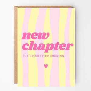 Könnte beinhalten: Eine rechteckige Grußkarte mit einem vertikalen Wellenstreifenmuster in Hellgelb und Blassrosa. Der Text lautet new chapter in großen, fetten rosa Buchstaben, gefolgt von it's going to be amazing in kleinerer rosa Schrift und einem kleinen rosa Herz.