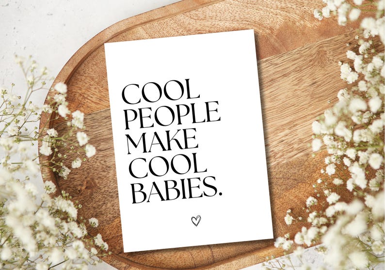 Pu&ograve; includere: Un biglietto bianco con testo nero che recita "COOL PEOPLE MAKE COOL BABIES." Un piccolo cuore &egrave; disegnato nella parte inferiore del biglietto.