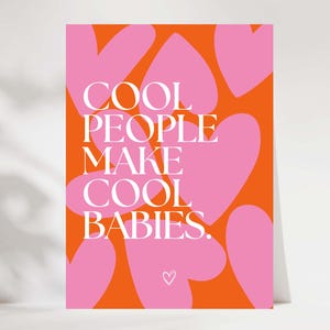 Op de afbeelding: Een rechthoekige print met een levendige oranje achtergrond bedekt met diverse roze hartvormen. De tekst COOL PEOPLE MAKE COOL BABIES is in het midden gedrukt in een vet wit schreeflettertype, met daaronder een klein wit handgetekend hartje.