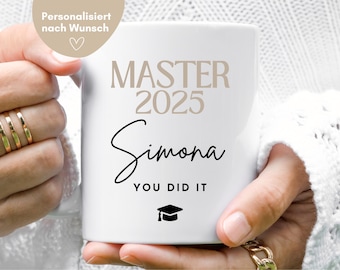 Könnte beinhalten: Weiße Keramiktasse mit schwarzem Text, der "MASTER 2025 Simona YOU DID IT" lautet, und einem schwarzen Abschlusskappen-Symbol.