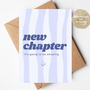 Può includere: Biglietto di auguri con sfondo a righe blu chiaro e bianche. Le parole "new chapter" sono in blu scuro, con "it's going to be amazing" sotto. Una piccola faccina sorridente è in basso. Il biglietto è su una busta marrone.