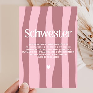 Könnte beinhalten: Eine rechteckige Karte mit vertikalen, wellenförmigen Streifen in abwechselnden Hell- und Dunkelrosatönen. Das Wort "Schwester" ist in großen weißen Buchstaben gedruckt, gefolgt von einer Liste deutscher Begriffe und einem kleinen weißen Herz.