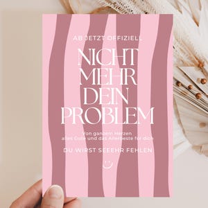 Könnte beinhalten: Eine rechteckige Grußkarte mit einem vertikalen Wellenstreifenmuster in Hellrosa und Mauve. Der Text lautet AB JETZT OFFIZIELL NICHT MEHR DEIN PROBLEM, Von ganzem Herzen alles Gute und das Allerbeste für dich, DU WIRST SEEEHR FEHLEN, sowie ein kleines Smiley-Gesicht.