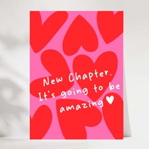 Könnte beinhalten: Eine rosa Karte mit roten Herzformen. Der Text "New Chapter. It's going to be amazing" ist in Weiß geschrieben, mit einem kleinen weißen Herzen am Ende des Satzes.
