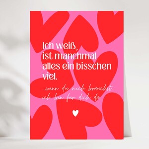 Può includere: Un biglietto d'auguri rettangolare con uno sfondo rosa brillante caratterizzato da molteplici cuori rossi di varie dimensioni. Il biglietto riporta il testo in tedesco: Ich weiß, ist manchmal alles ein bisschen viel. wenn du mich brauchst, ich bin für dich da.