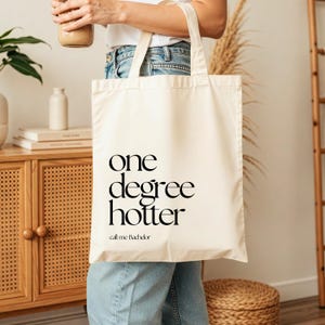 loulala® Bachelor Master Doktor Abschluss bestanden Geschenk personalisierter Jutebeutel mit lustigem Spruch "one degree hotter"