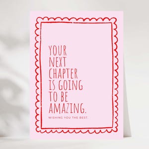 Può includere: Un biglietto di auguri rosa con un bordo rosso smerlato. La carta presenta il testo "YOUR NEXT CHAPTER IS GOING TO BE AMAZING. WISHING YOU THE BEST." in lettere rosse. La carta è in piedi.