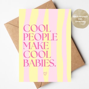 Könnte beinhalten: Eine rechteckige Grußkarte mit einem vertikalen, wellenförmigen Streifenmuster in Hellgelb und Hellrosa. Der Text COOL PEOPLE MAKE COOL BABIES ist in fetten, magentafarbenen Großbuchstaben gedruckt, darunter ein kleines Herzsymbol.