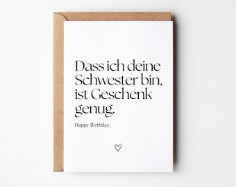 Könnte beinhalten: Eine weiße Karte mit schwarzem Text, der "Dass ich deine Schwester bin, ist Geschenk genug. Happy Birthday." lautet. Die Karte hat ein kleines Herz in der rechten unteren Ecke.