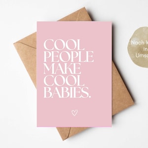 以下が含まれることがあります： 「COOL PEOPLE MAKE COOL BABIES」の白い文字、小さなハート、茶色の封筒が描かれたピンク色のグリーティングカード。ドイツ語のテキストが入った丸いステッカーも表示されています。