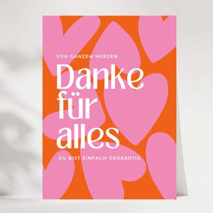 Op de afbeelding: Een rechthoekige wenskaart met een feloranje achtergrond bedekt met grote, lichtroze hartvormen. De witte tekst luidt: VON GANZEM HERZEN, Danke für alles, DU BIST EINFACH GROBARTIG. Het ontwerp is gecentreerd en voorzien van een vetgedrukt lettertype.