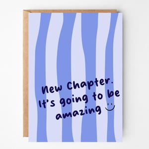 Könnte beinhalten: Eine Grußkarte mit blau-weißem Streifendesign. Auf der Karte steht in Dunkelblau der Text "New Chapter. It's going to be amazing" mit einem Smiley. Die Karte befindet sich in einem braunen Umschlag.