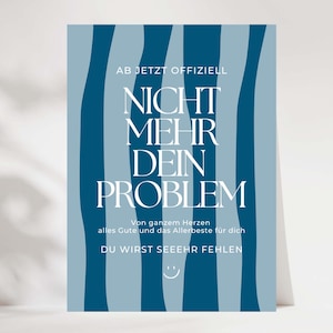 Könnte beinhalten: Eine rechteckige Grußkarte mit einem vertikalen Streifenmuster in Hellblau und Dunkelblau. Der Text lautet: AB JETZT OFFIZIELL NICHT MEHR DEIN PROBLEM Von ganzem Herzen alles Gute und das Allerbeste für dich DU WIRST SEEEHR FEHLEN mit einem kleinen Smiley.